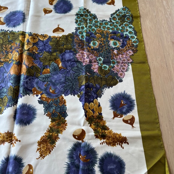 RARE SALVATORE FARRAGAMO SILK SCARF - Picture 2 of 4